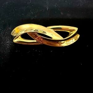Givenchy Inspired Intertwined Gold Shiny Brooch. Amazing, Elegant and Lovely.💋